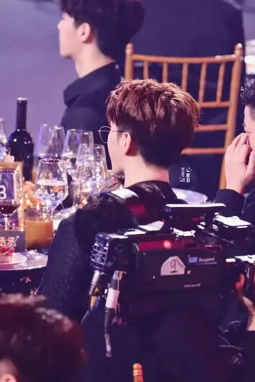 也还是喝橙汁不喝酒的好宝宝[米奇大哭]@范丞丞adam0616应该没看错吧