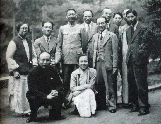 1935年,陈璧君(左站排一)与汪精卫(左站排二)