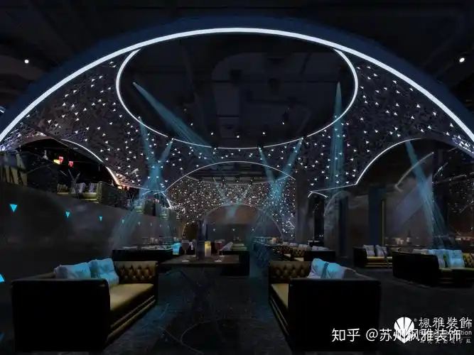 蓝色的装修是设计师大胆的想法,从上面斜着照射下来的灯光让整个酒吧