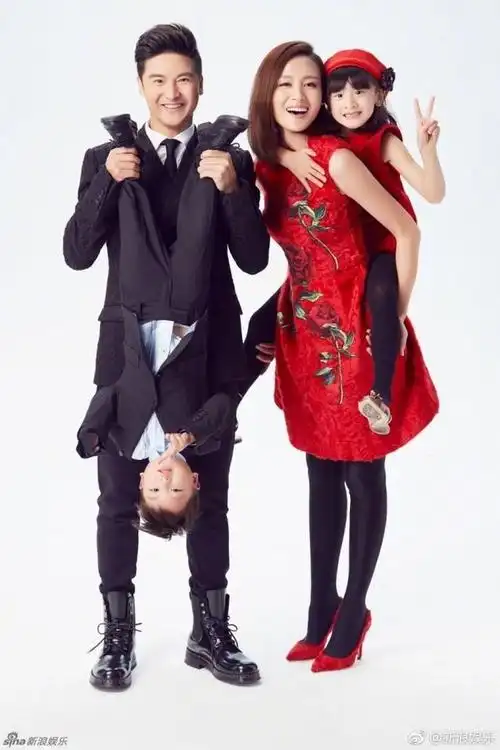 吴磊回老家过年和乡亲们合影高大帅气,田亮叶一茜晒高颜值全家福