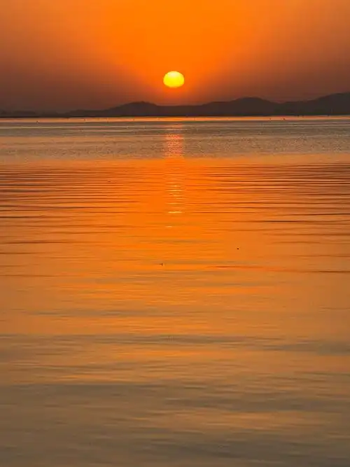 挑一个艳阳高照的天儿,日落前一小时到达