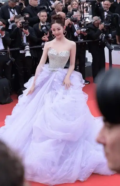 戛纳这一夜,躲过了佟丽娅,避开了关晓彤,却被一个无名网红惊艳