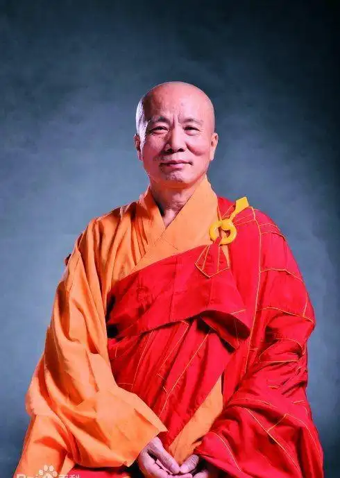 看看台湾的首愚法师是不是很像六祖慧能大师?虫妈在六祖殿前留个影.