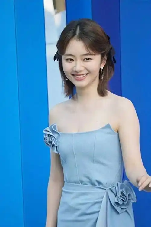 笑起来真的好甜美!因为圆脸肉乎乎的,谭松韵在视觉年龄上特别显小.