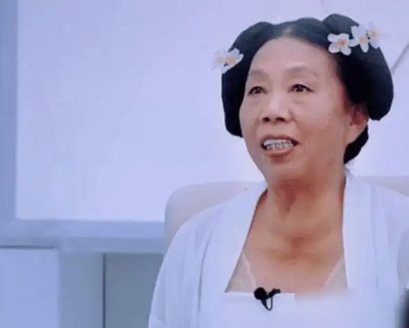 她本是农村大妈因长得丑得周星驰力捧今坐拥千万家产片约不断