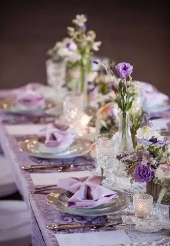 今天先看偏浅色的搭配,紫色近似于薰衣草紫,和粉色组合起来的婚礼风格