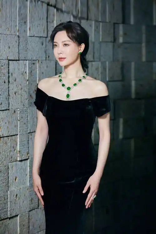 原创44岁的陈数为活动现身黑色v领长裙气质超好岁月沉淀的是魅力