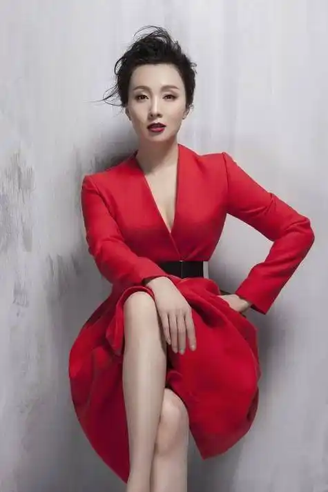 我们影视女演员,地方话剧院著名演员,原地方花样游泳运动员,全运会