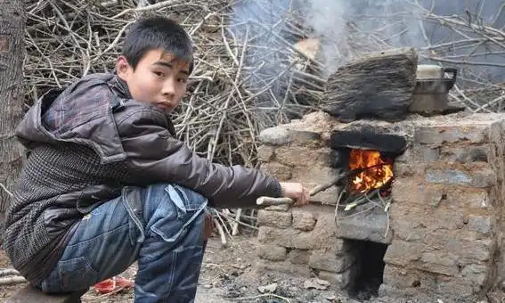 农村留守儿童的真实生活九个感人瞬间催人泪下哪张打动了你