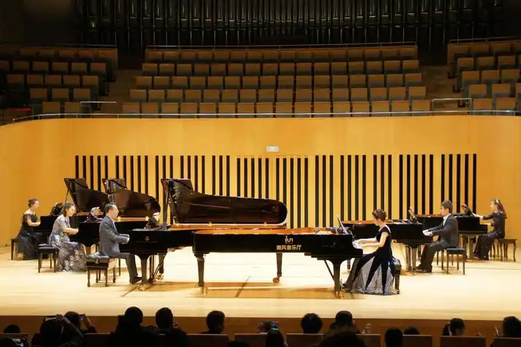 艺术教育学院青年钢琴教师阎潞成功参演秦川多钢琴音乐会