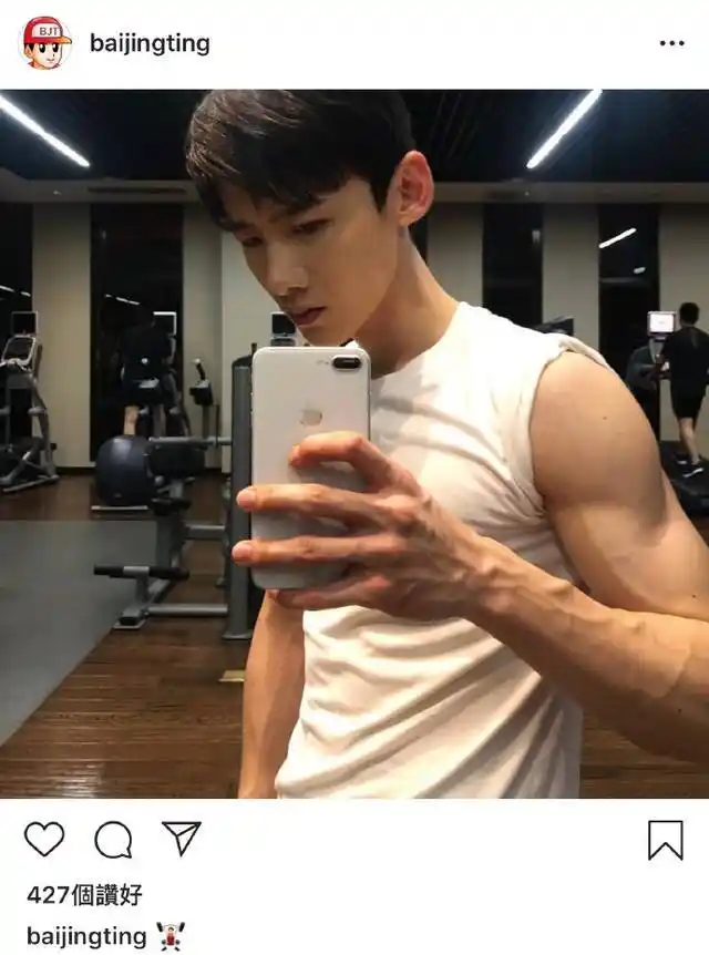 白敬亭ins深夜健身三连发 脸和肌肉一样优秀的晒出方式