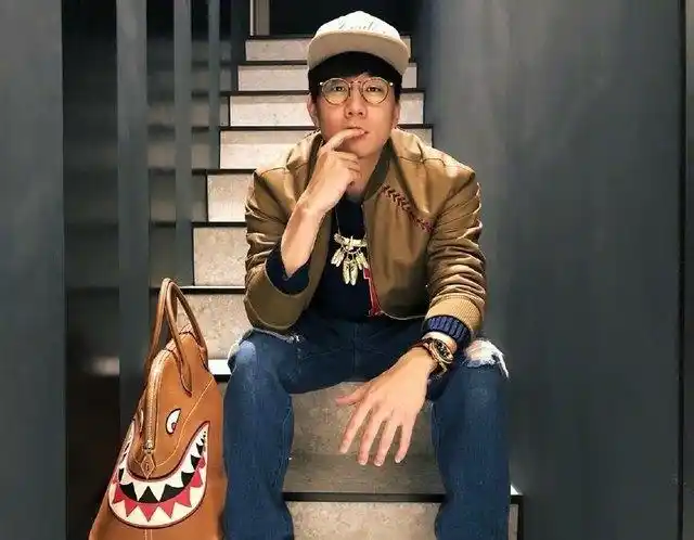 林俊杰过年晒自拍,一双大长腿十分抢镜!