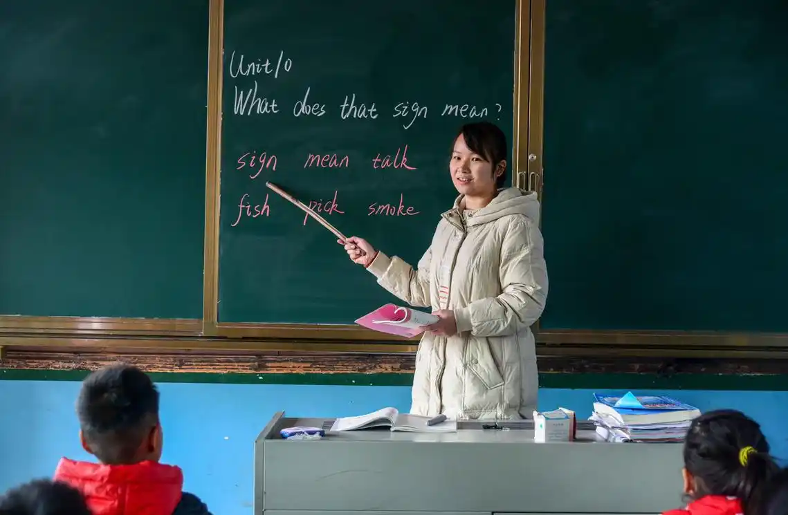 骨干教师"等,2019年12月2日祁阳县铁脚湾小学老师桂艺峰在给学生上课