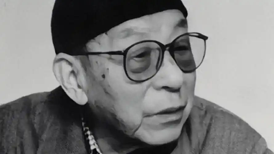 听到张学良被释放的消息,各路媒体立刻蜂拥而上,前来采访张学良.