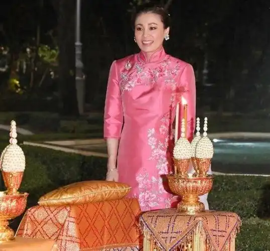 泰国王室大年初一亮相苏提达帕公主穿旗袍诗妮娜贵妃没份参加