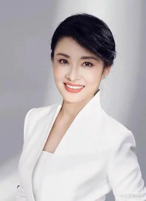 央视最美主持人周涛:端庄大气,国色天香,大国风范