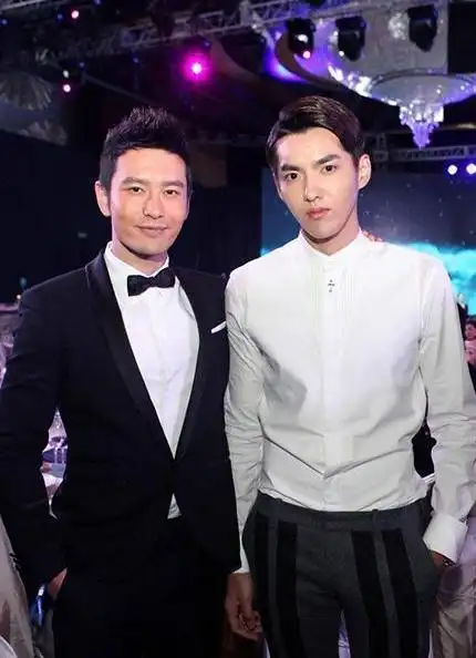 "两男同框,必有一丑"男星合影,小岳岳萌翻,钟汉良完胜小鲜肉