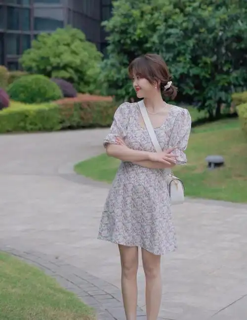 微胖女生的夏日穿搭,色彩搭配与风格是重点,穿对款式显瘦又减龄-穿衣