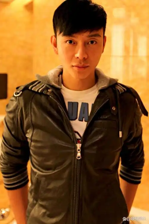 因此,他通过父亲海岩的关系,开始跟随导演赵宝刚学习.