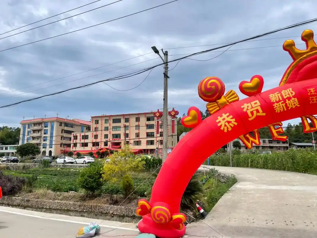 农村喜宴 #场景布置 #气球拱门 #婚庆现场 - 抖音