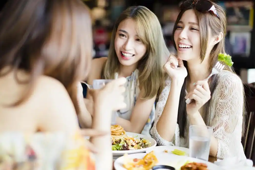 一起用餐的美女闺蜜高清图片