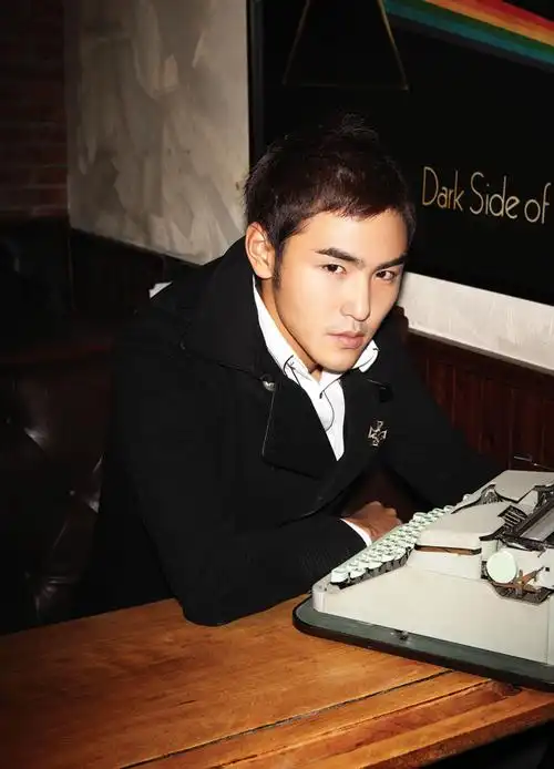 p>阮经天( i>ethan juan /i>),1982年11月8日出生于中国台湾台中市