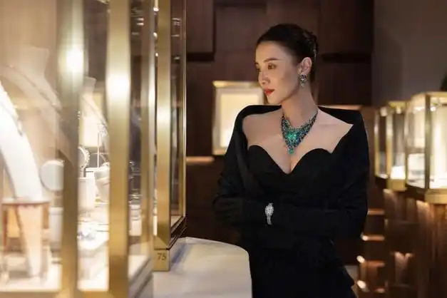 娱乐圈最美80后宋佳五官大赏,这个事业线在圈内起码排前三哦|小宋佳