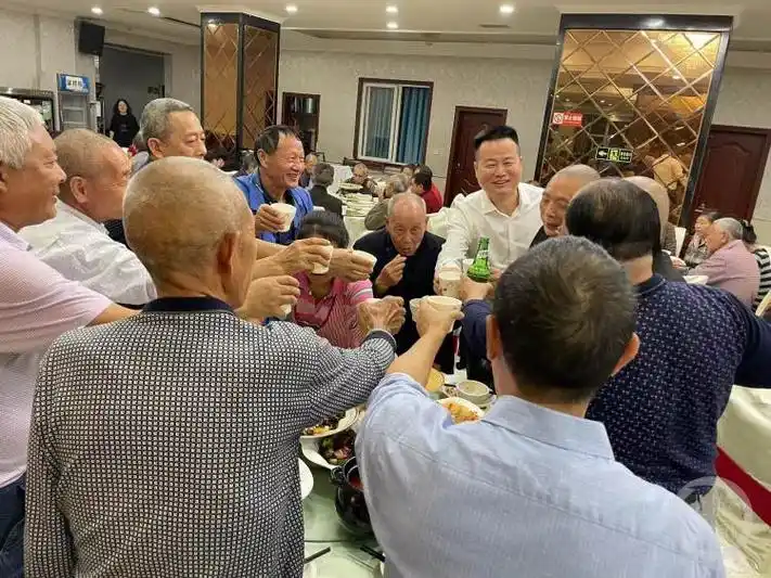 连续11年!他每年请上百位老人重阳节聚餐