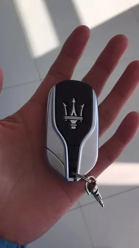 70万入手玛莎拉蒂levante车主说车钥匙跟电瓶车的一模一样