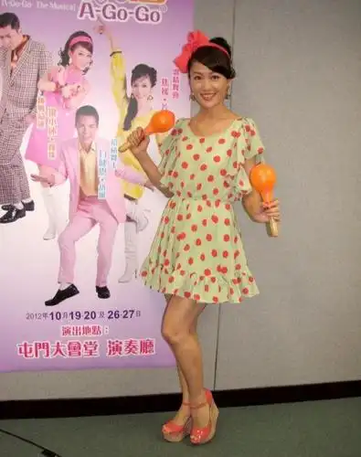 50岁梁小冰好清新,条纹白裙轻盈温柔,配红色高跟鞋时尚有型