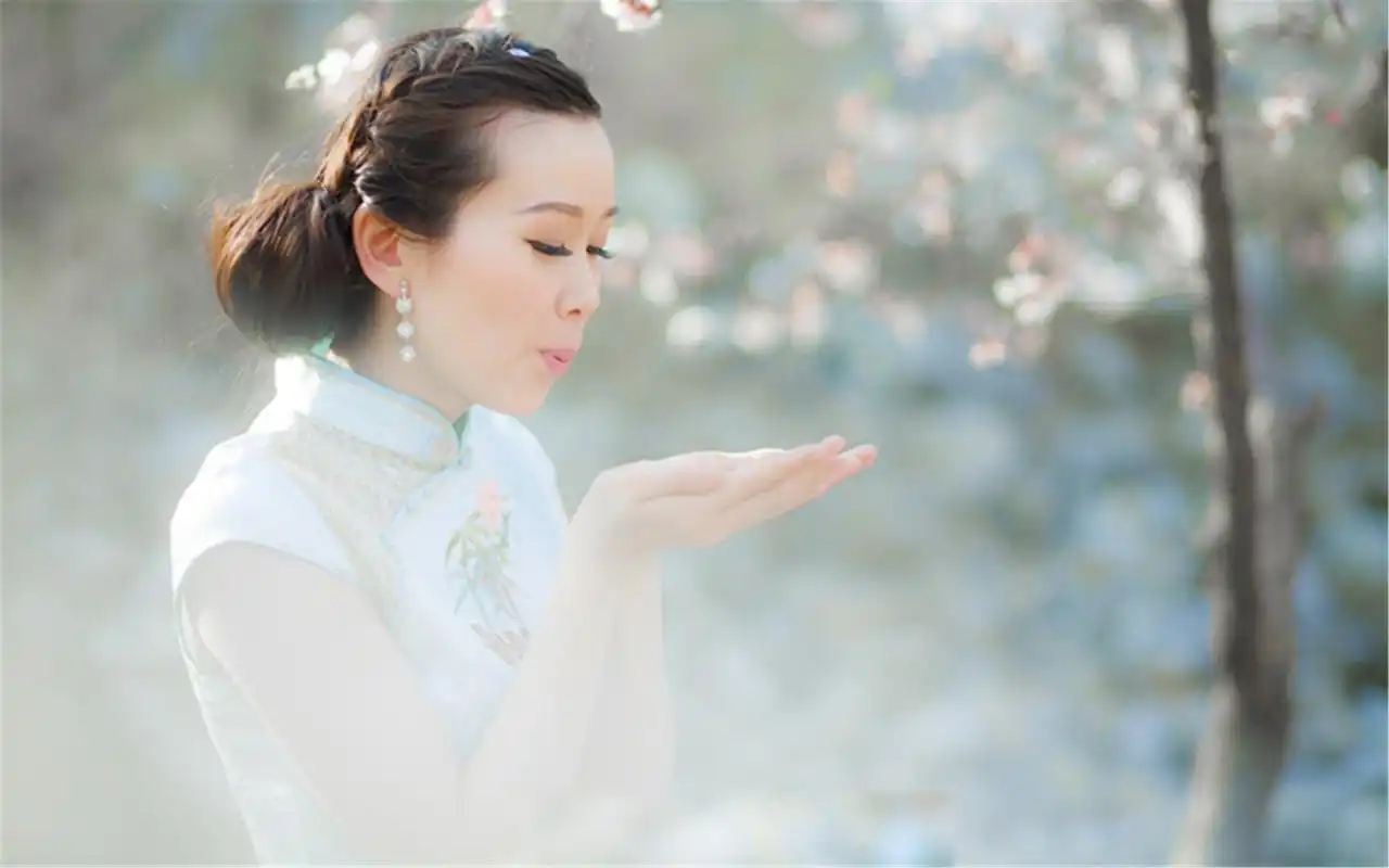 唯美清新素雅旗袍美女气质写真桌面壁纸下载