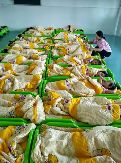 多宝中心幼儿园老师时时都在关注孩子们的午睡情况