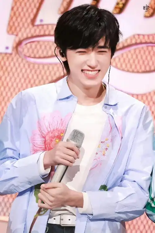 宋亚轩的笑从小到大都没变#@时代少年团-宋亚轩从小可爱到大,笑评来