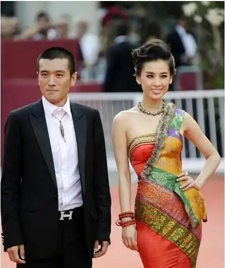 黄圣依隐婚8年向观众道歉 愿做傻女人感谢杨子_结婚攻略_武汉得意结婚