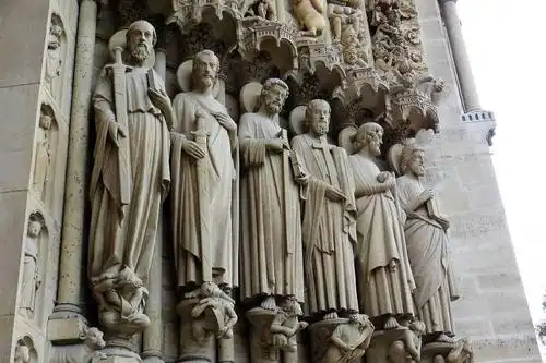 十二门徒分列耶稣两侧,右侧第一个是paul,只有他是睁着眼睛