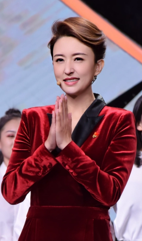 著名主持人张蕾魅力全开!穿红色丝绒的西装连体裤气场满分,真美