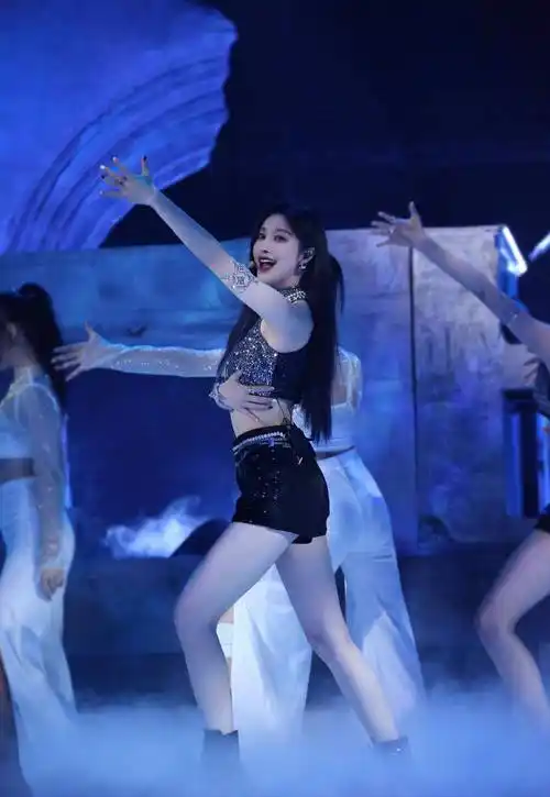 37岁张俪恋情再添实锤,与小9岁陈若轩回京同返爱巢,疑同居试婚_行李