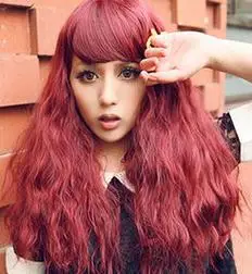 酒红色头发好看吗