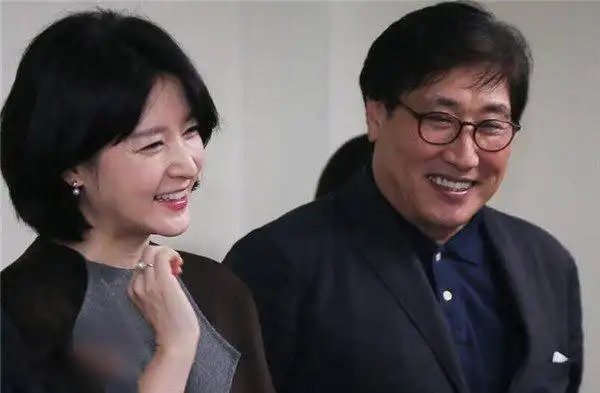 李英爱和56岁富商丈夫公开现身男方牵手送行依依不舍