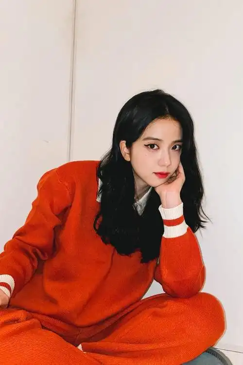 神清气爽金智秀时尚穿搭金智秀一身红色衣服搭上长发,性感满满金智秀