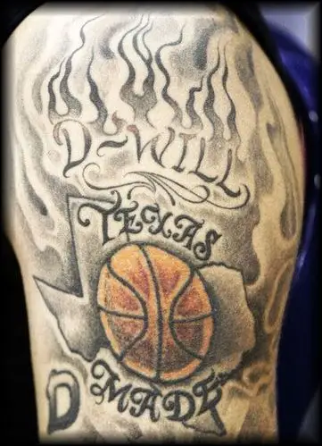 德隆纹身特写"d-will made of texas—德州制造"(简称dmw)