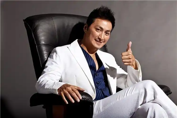 香港演员何家劲:为了一个誓言,他终生未娶,对方却只当是个玩笑