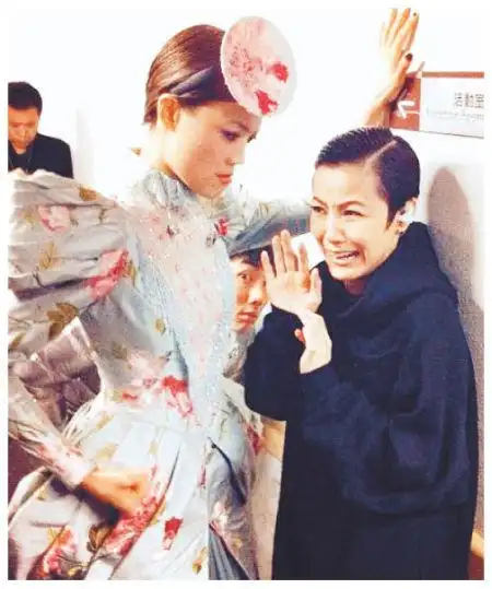 何韵诗传与容祖儿玩闹照片何超云看演出遇不快