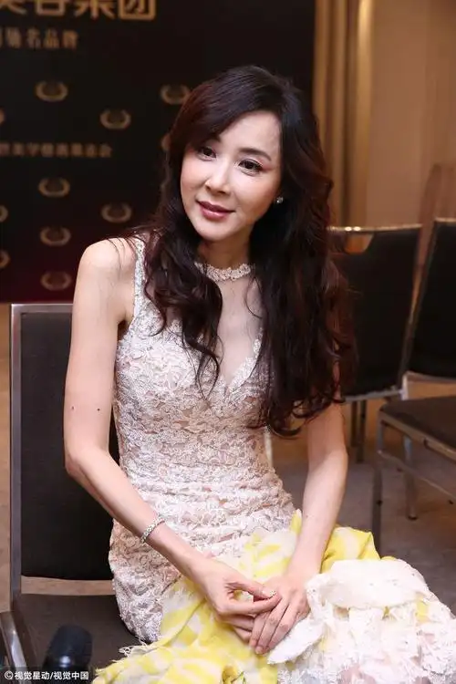 萧蔷透肤蕾丝秀身材 惊艳四座