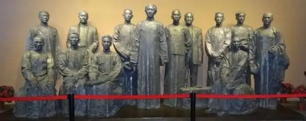 南湖革命纪念馆展出的中共一大代表群体雕像
