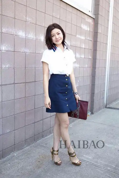 彩色珠片吊带裙俏皮不单调,但这种脚踝绑带的凉鞋不太适合陈妍希