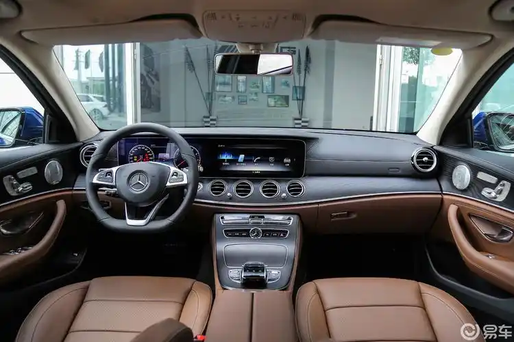 【奔驰e级2018款改款 e 300 l 时尚版 运动轿车内饰全景正拍汽车图片