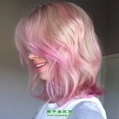 其实也还是很不错的选择,加上用金黄色的挑染之后,一款粉色短发发型更
