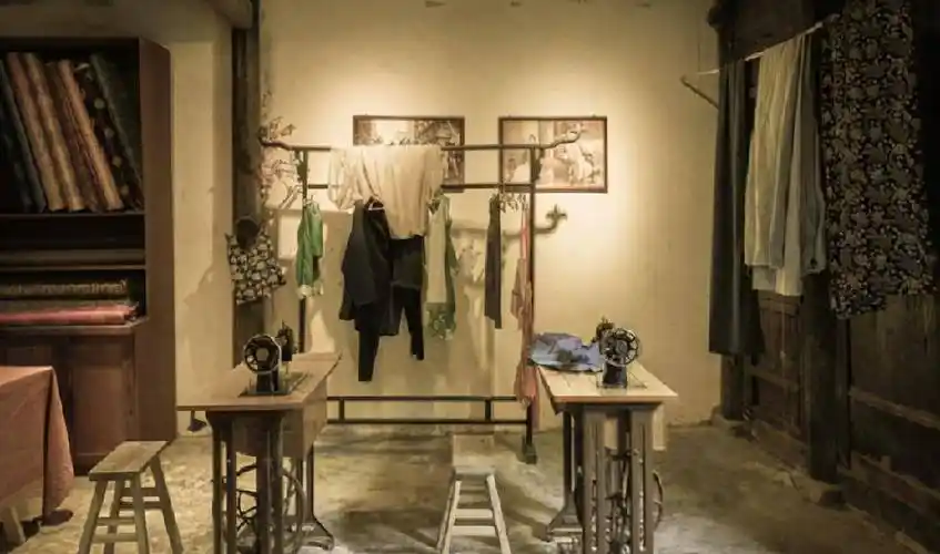 所以托人给朱昌偕寻找工作,很快那个人回复到城中有裁缝店招学徒,他的