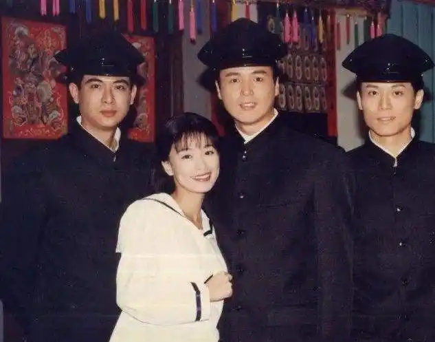 原创林瑞阳的儿子林禹心疼离异的单身母亲在母亲的泪水中一夜长大